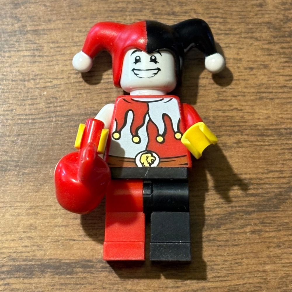 LEGO Kingdoms Jester Minifigure cas437 Castle Lion Knights Red Black Hat Pitcher